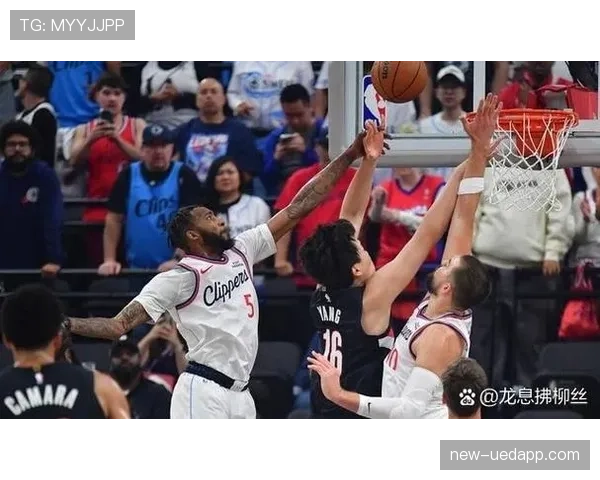 篮球规则中防守犯规和进攻犯规区别的核心判定标准是什么